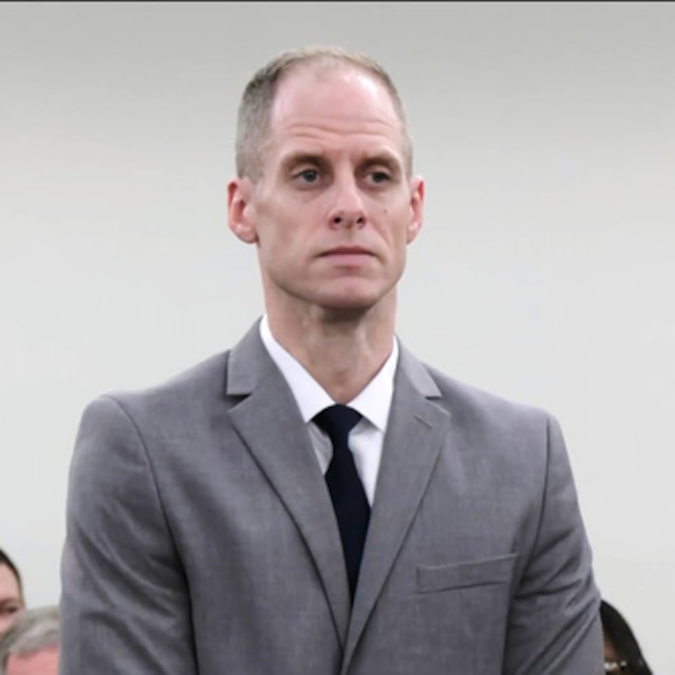 Esta imagen, tomada de un video de la sala de prensa, muestra a Caleb Flynn, de 40 años, escuchando al juez leer el veredicto del jurado en el Tribunal de Primera Instancia del Condado de Miami el martes 29 de septiembre de 2026, en Troy, Ohio. (Sala de prensa vía AP)