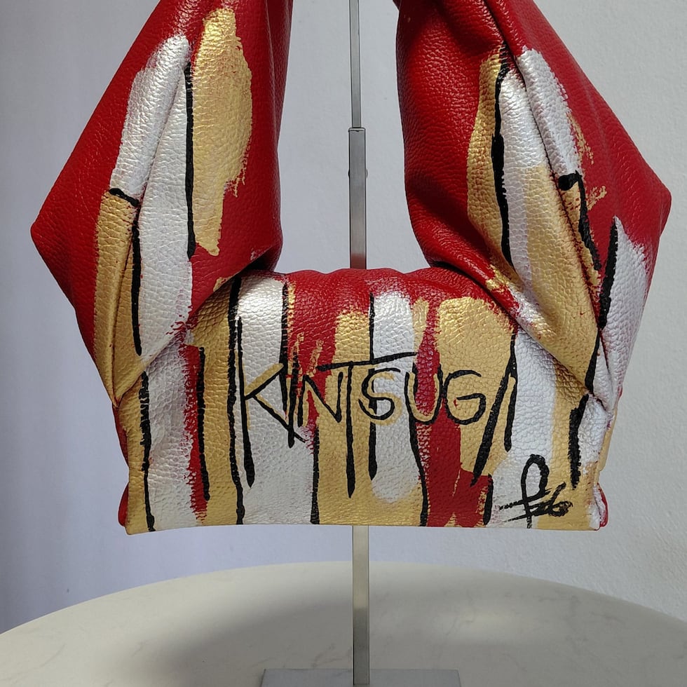 La cartera VITA KINTSUGI es una pieza única de la nueva colección nacida por la imperfección de los materiales