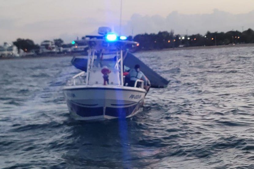 Un hombre que practicaba el deporte del “Sky Surf” frente a la costa del Condado y no pudo regresar por sus propios medios a tierra firme, fue rescatado a salvo por personal de la Unida Marítima de la Oficina Municipal de Manejo de Emergencias (OMME) de San Juan en la tarde de este viernes