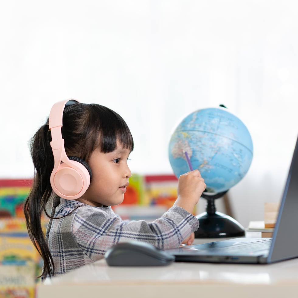 Busca un lugar de la casa que sea tranquilo, bien iluminado y con mínimas distracciones, ya que un entorno de estudio dedicado ayuda al estudiante a concentrarse y aumenta su productividad.