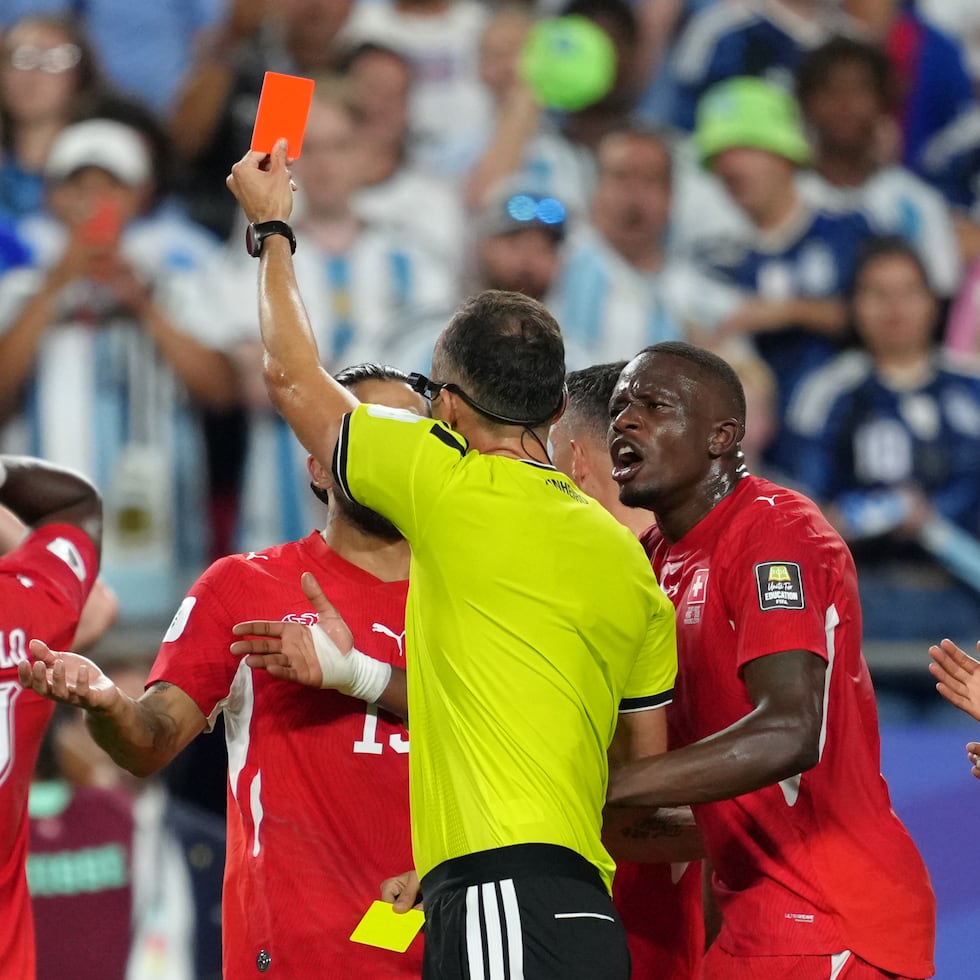 El árbitro Joao Pinheiro expulsa al suizo Breel Embolo (7) en el partido contra Argentina en los cuartos de final del Mundial.