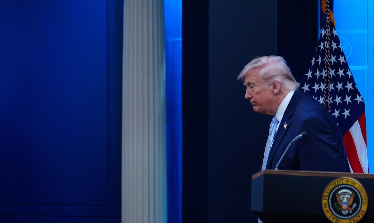 Donald Trump publica una imagen en la que se convierte en un aparente Jesucristo sanador