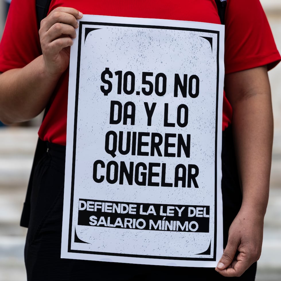 La Ley de Salario Mínimo (Ley 47-2021) colocó en manos de la Comisión Evaluadora del Salario Mínimo, adscrita al Departamento del Trabajo y Recursos Humanos, la responsabilidad de determinar los ajustes salariales.