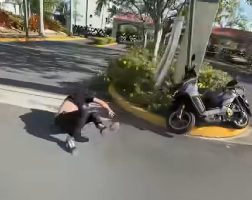Momento en que el moticiclista se estrella con un poste en Vega Baja.