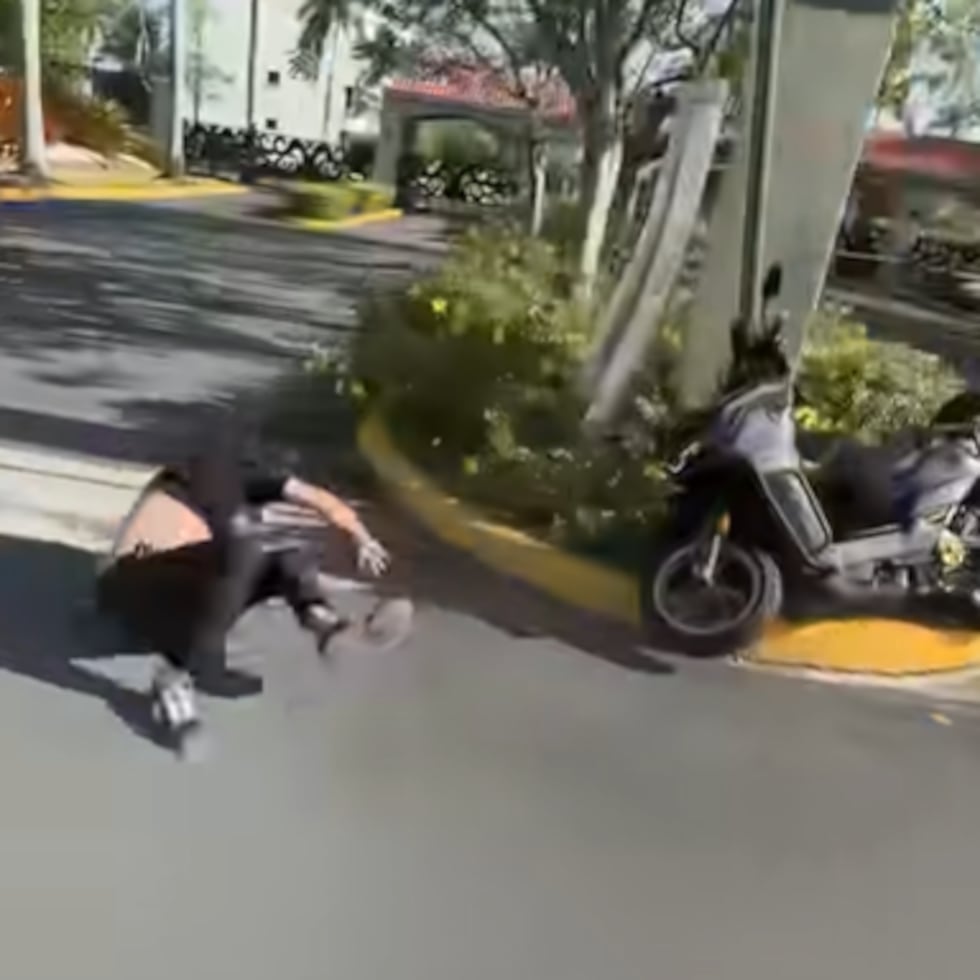 Momento en que el moticiclista que acosaba a varios ciclistas se estrella con un poste en Vega Baja.