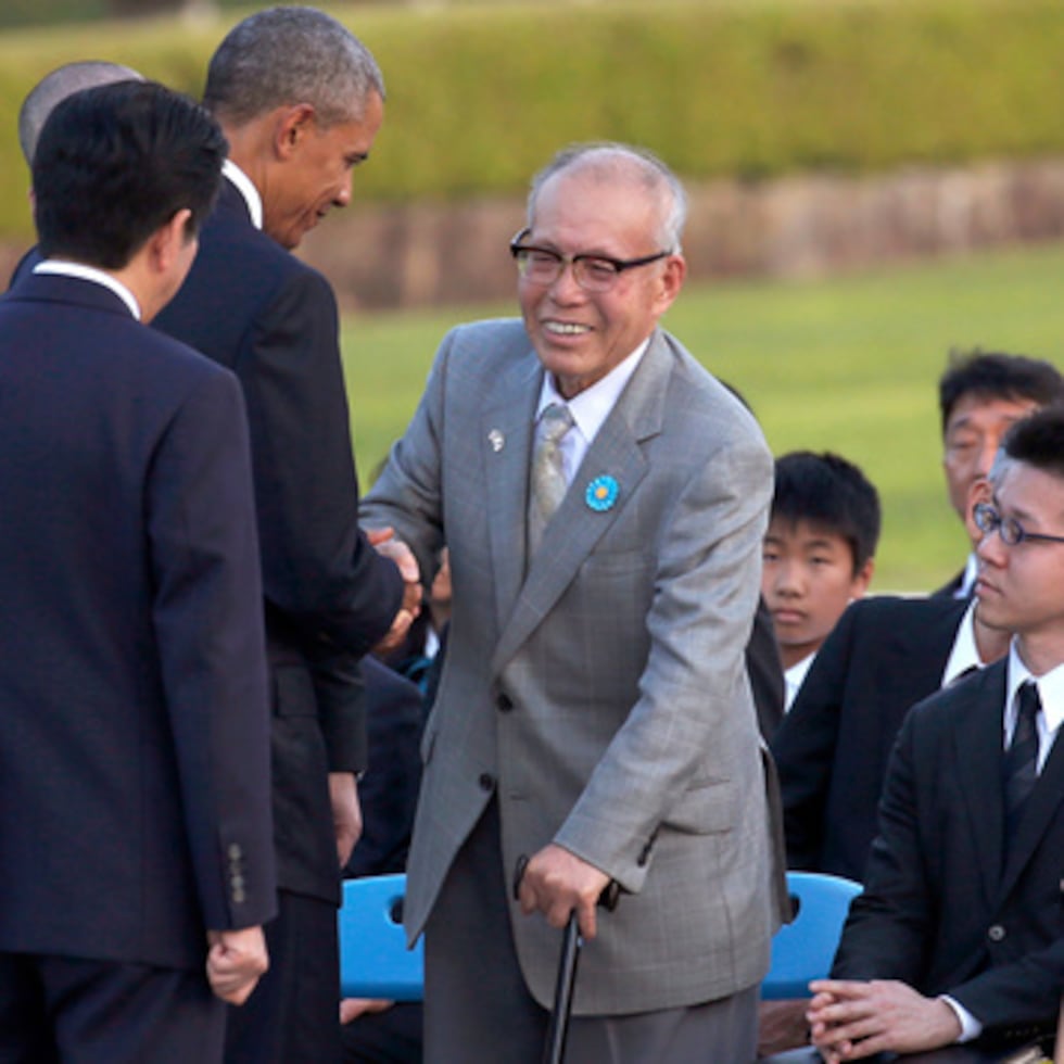 El presidente de Estados Unidos, Barack Obama, segundo por la izquierda, estrecha la mano de Shigeaki Mori.