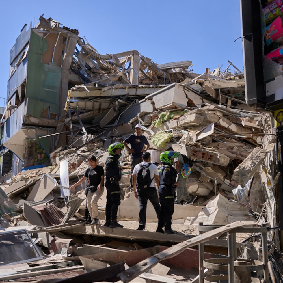 La policía observa un edificio dañado tras el terremoto que azotó Pereira.