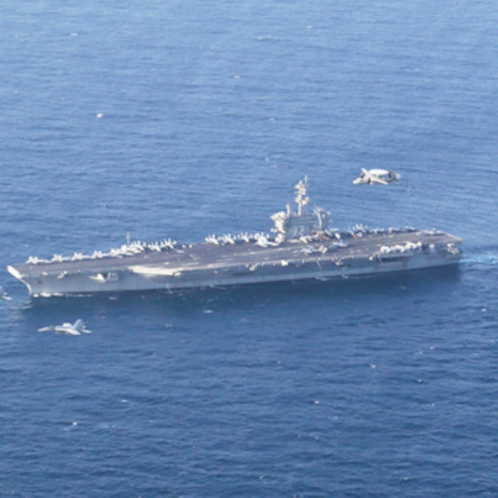 El portaaviones USS Abraham Lincoln y un B-52H Stratofortress de la Fuerza Aérea de los Estados Unidos, realizan ejercicios conjuntos en el área de responsabilidad del Comando Central de los Estados Unidos en el Mar Arábigo.