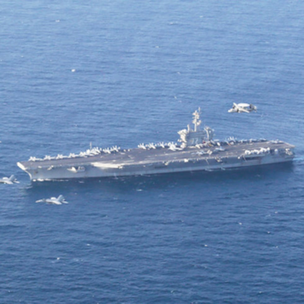 El USS Abraham Lincoln es un portaviones nuclear de la clase Nimitz, que navega acompañado de su grupo de combate.