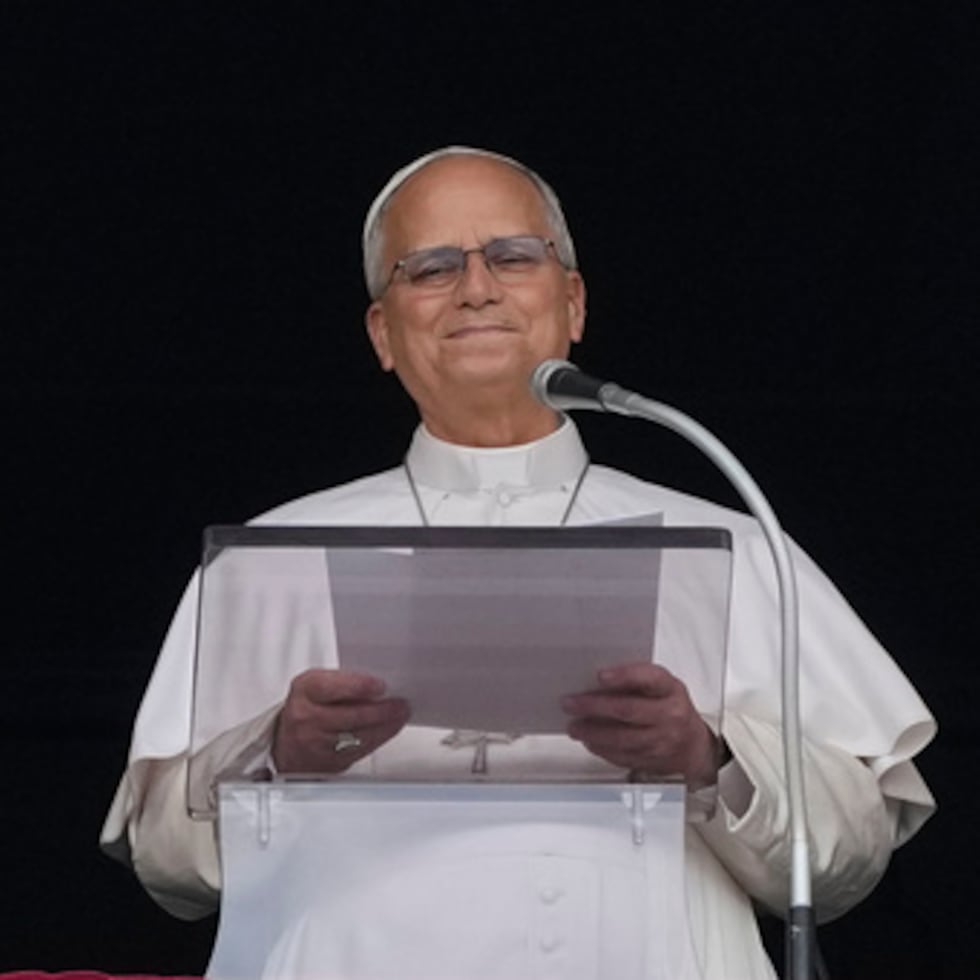 El papa León XIV aparece en la ventana de su despacho del Palacio Apostólico, con vistas a la plaza de San Pedro en el Vaticano, para impartir la tradicional bendición del mediodía tras rezar el Ángelus, el domingo 18 de octubre de 2026, un día después de su regreso del hospital, donde el martes le habían extirpado un cáncer de pulmón. (Foto AP/Alessandra Tarantino)