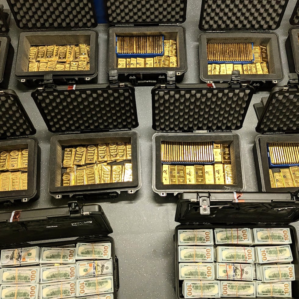 Esta imagen muestra lingotes de oro y dinero en efectivo incautados de la residencia de David J. Rush.