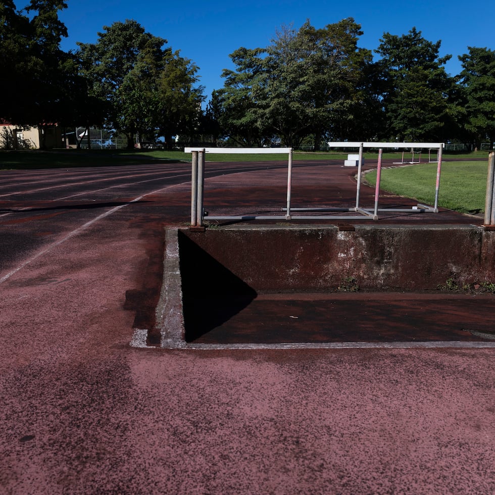 The synthetic surface of the UPR-RP's main track shows wear and tear and needs to be replaced, according to teachers and athletes.