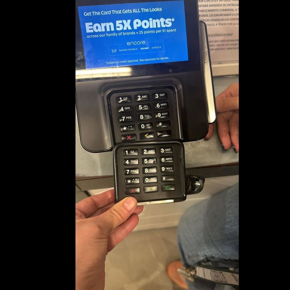 Los individuos colocan dispositivos electrónicos conocidos como skimmers en terminales ATH y máquinas de pago
