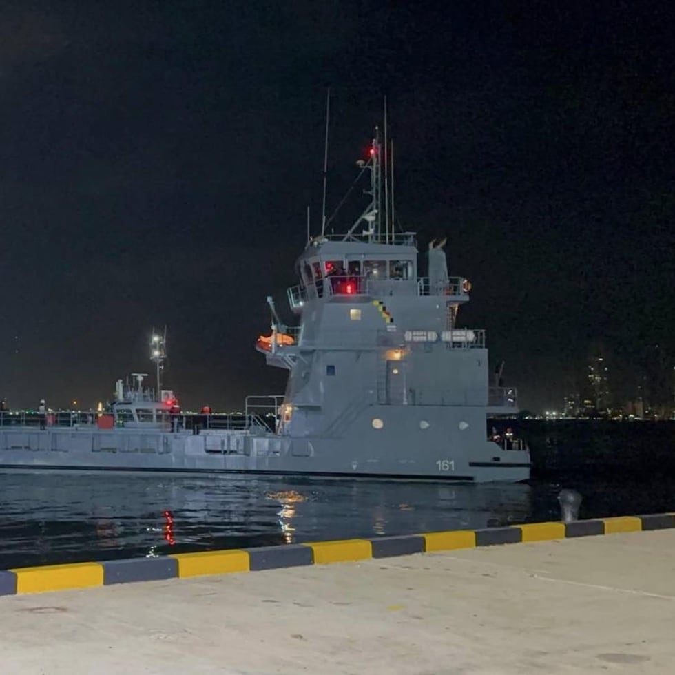 Fotografía cedida por la Presidencia de Colombia que muestra el buque de apoyo logístico ARC 'La Guajira', de la Armada colombiana, que zarpó rumbo a Miami para recoger ayuda humanitaria destinada a los damnificados por el terremoto que sacudió a Colombia el pasado 10 de agosto.
