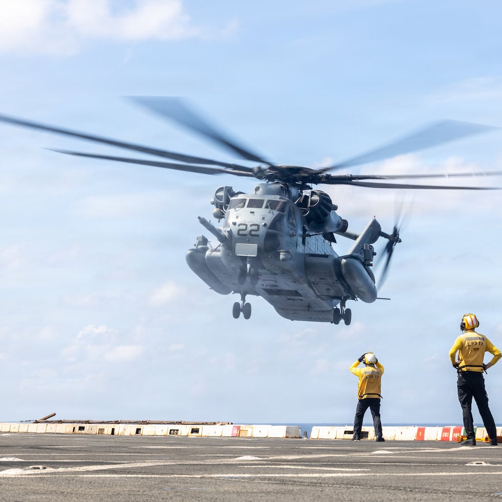 Un helicóptero CH-53E Super Stallion del Escuadrón de Rotores Inclinables Medianos (VMM) en el mar Caribe.