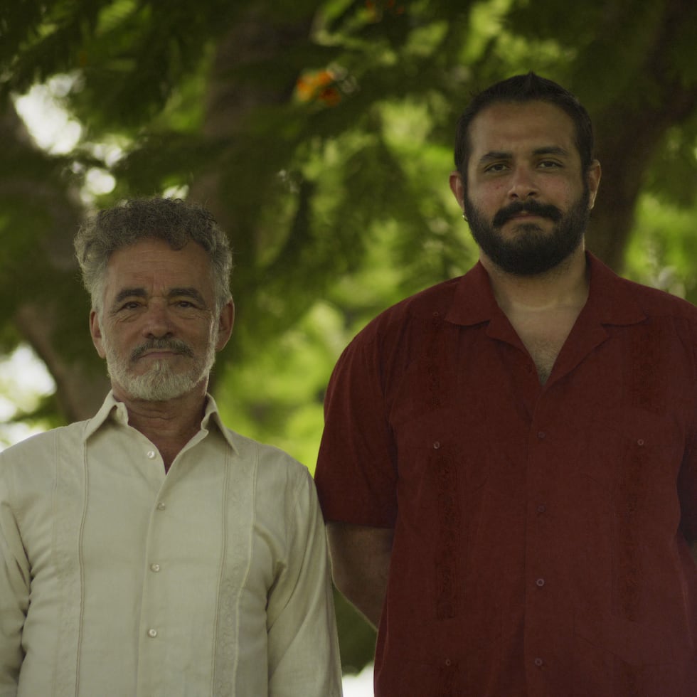 "Caen hojas blancas" está protagonizado por los actores, desde la izquierda, Teófilo Torres y Edwin Morales.
