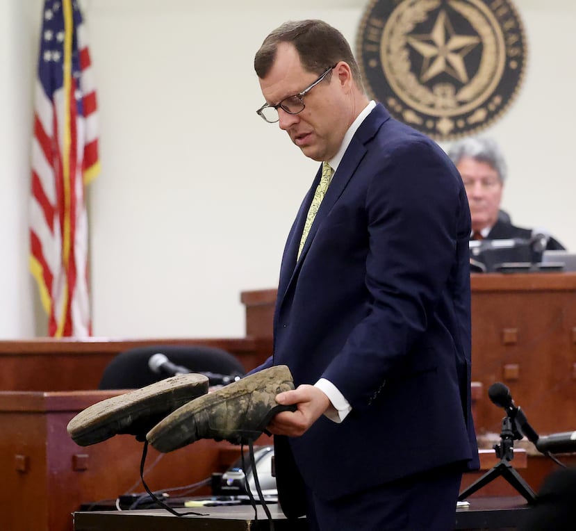 El fiscal de distrito del condado de Wise, James Stainton, sostiene los zapatos que Tanner Horner usó cuando asesinó a Athena Strand durante la fase de determinación de la pena del juicio, el martes 5 de mayo de 2026, en el Centro de Justicia Penal Tim Curry en Fort Worth, Texas. (Amanda McCoy/Star-Telegram vía AP)