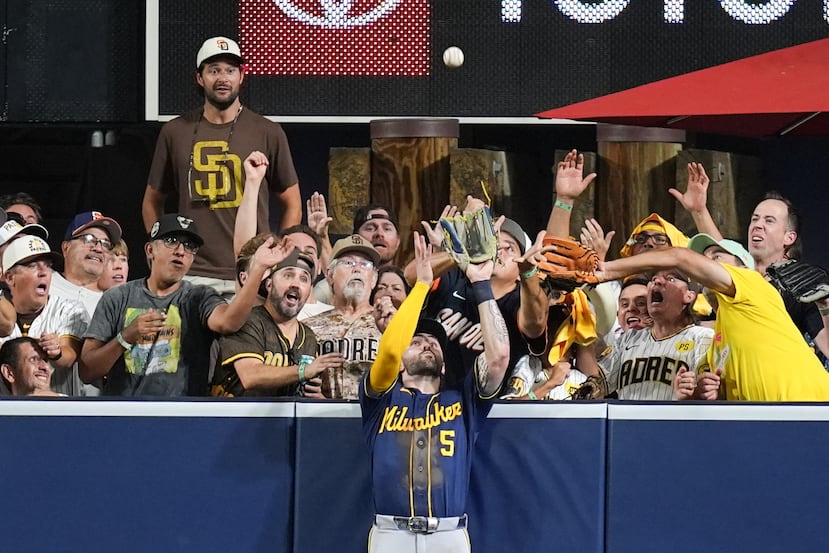 Garrett Mitchell apenas saltó para quedarse con la pelota, ya que como dijo la valla en el Petco Park de San Diego no es alta.