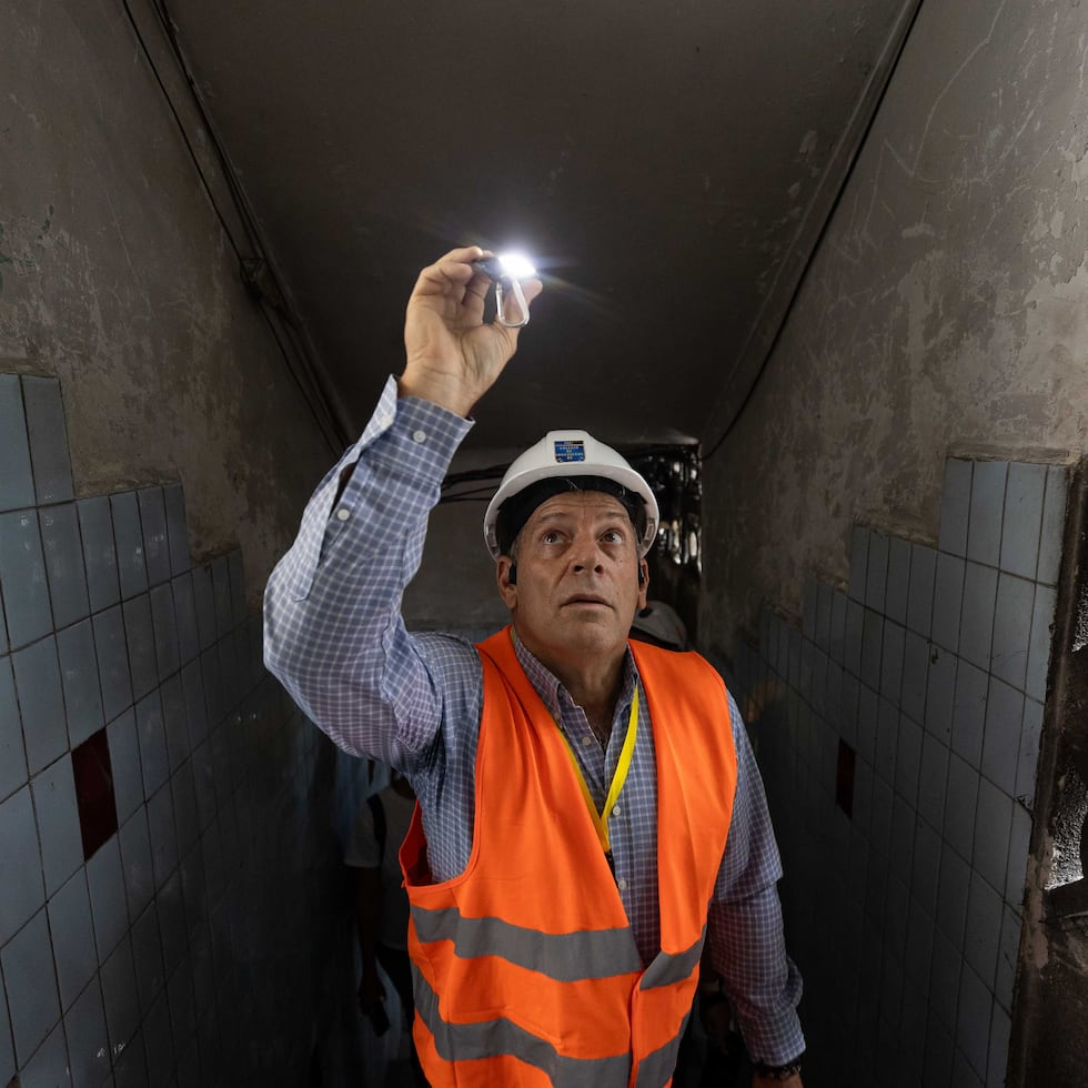 El ingeniero Claudio Tranquillini inspeccionando un edificio afectado por los dos terremotos en Caracas.