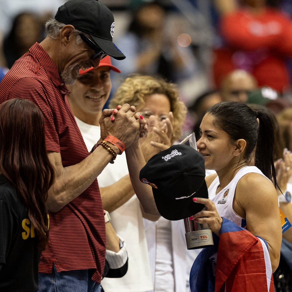 Piculín Ortiz comparte con Pamela Rosado a la conclusión del juego ante Nueva Zelanda.