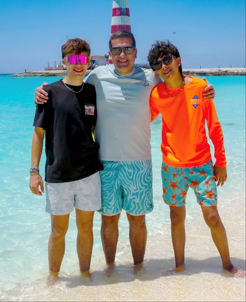 Daniel Pérez del Valle, VP Marketing de Burger King • Firehouse Subs • Popeyes, con sus hijos Ian Lucas y Daniel Alberto.