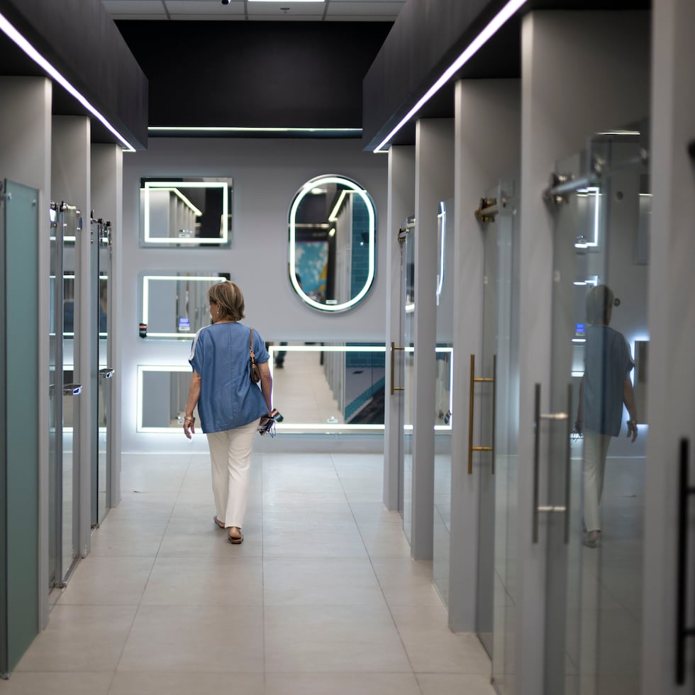 Dentro del showroom, los clientes pueden comparar directamente acabados, colores y diseños, una experiencia visual que AHD ha convertido en el eje de su propuesta de servicio.