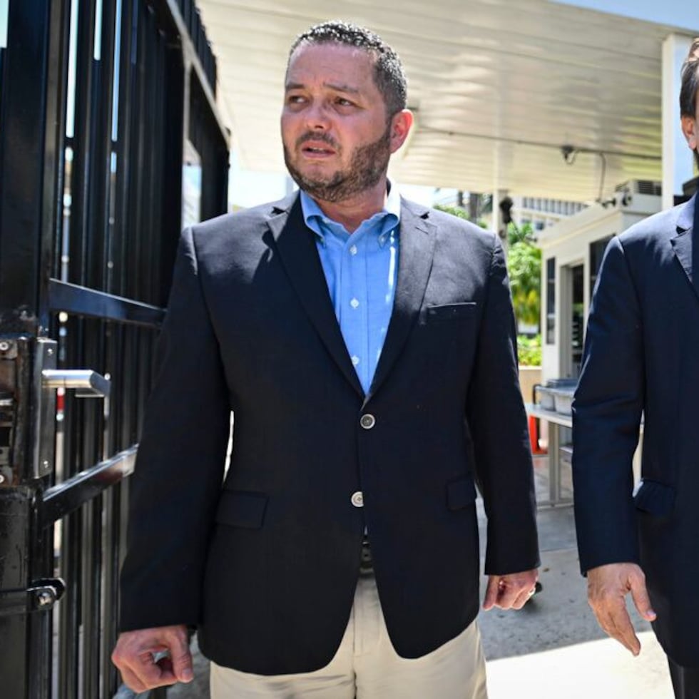 El exalcalde Ángel Pérez, junto a su abogado José Olmos.