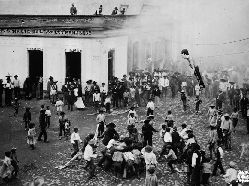 Quema de Judas Iscariote durante el Domingo de Resurrección en México de principios del Siglo XX.