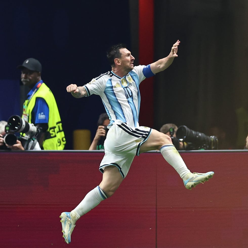 Lionel Messi celebra tras anotar el segundo gol de Argentina en la victoria 3-2 ante Egipto en los octavos de final del Mundial.