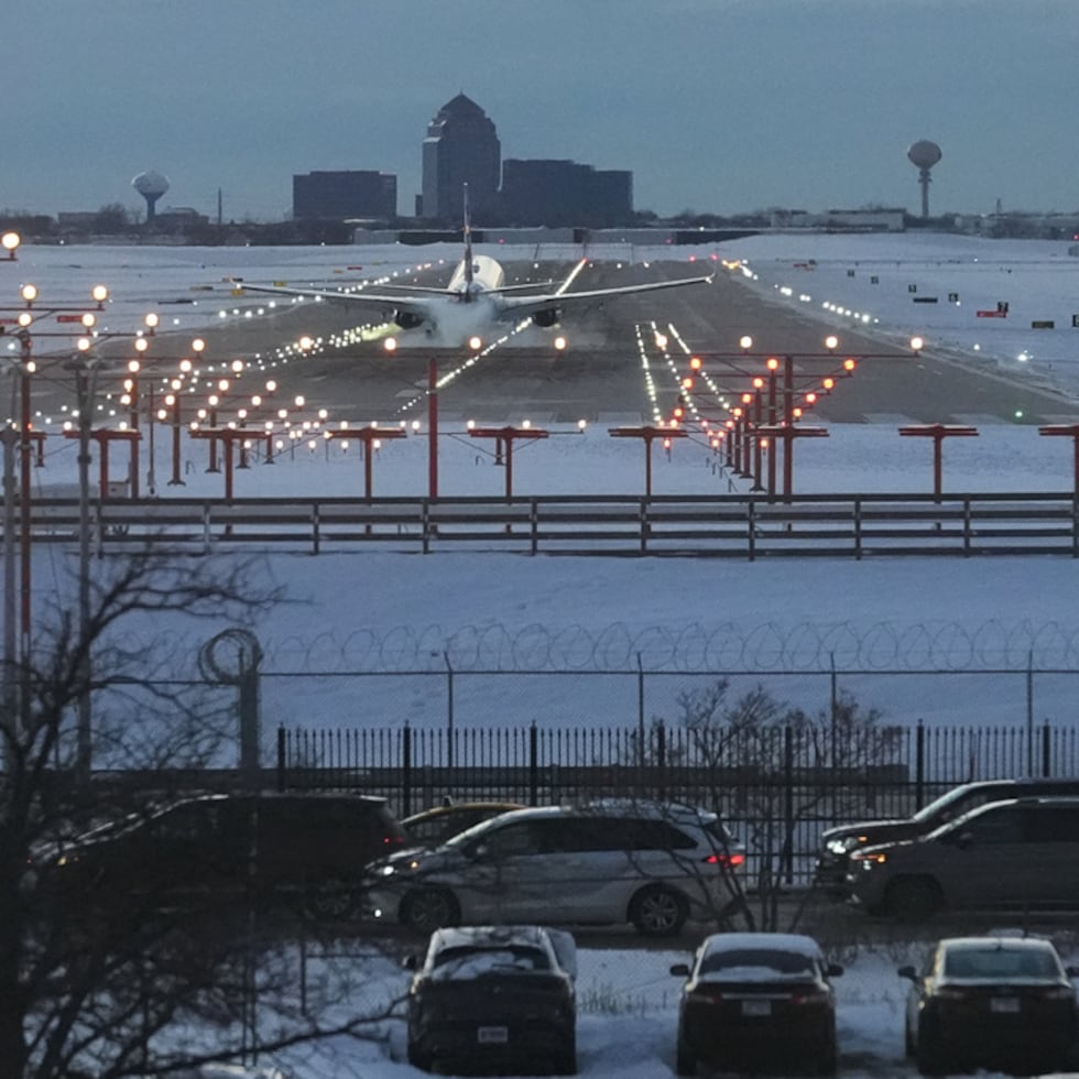 El sábado cayeron 21.3 centímetros (8.4 pulgadas) de nieve en ese aeródromo.