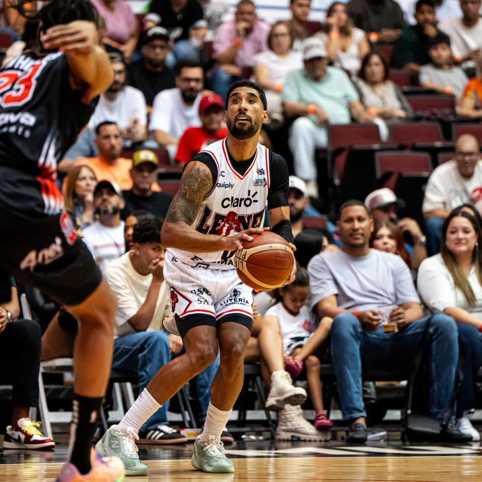 Jezreel De Jesús, de los Leones de Ponce, busca anotar contra los Piratas.