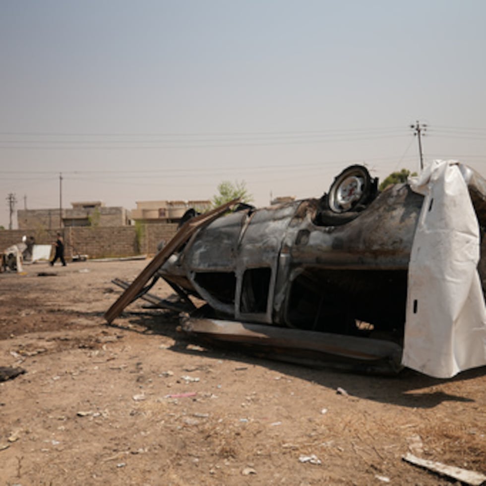 Un vehículo dañado en el lugar donde se produjo un ataque aéreo contra una base de las Fuerzas de Movilización Popular en Mosul, Irak.