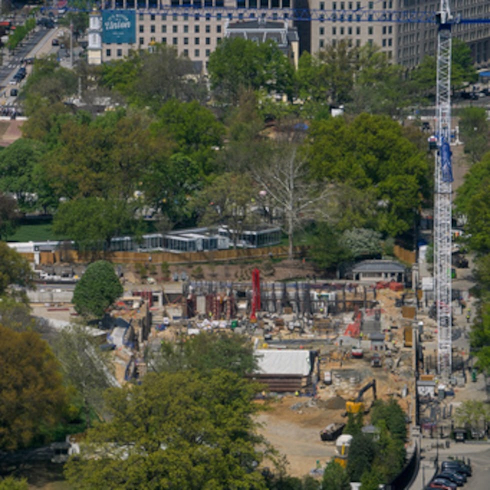 Las obras de construcción del salón de baile de la Casa Blanca sigue en marcha, pese a los intentos por frenarla.