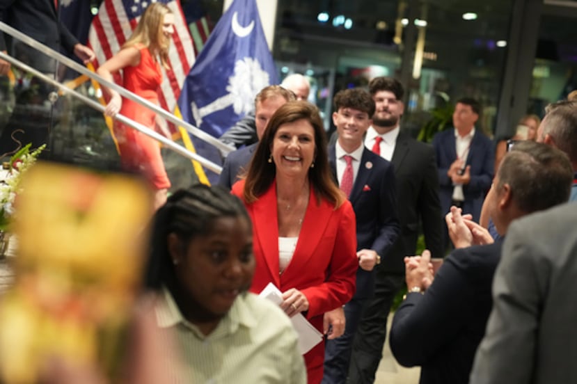 La vicegobernadora de Carolina del Sur Pamela Evette llega para hablar en una fiesta de observación de la noche electoral después de pasar a una segunda vuelta de las primarias del Partido Republicano en la carrera para gobernador el martes 9 de junio de 2026, en Greenville, Carolina del Sur (AP Photo/Meg Kinnard)