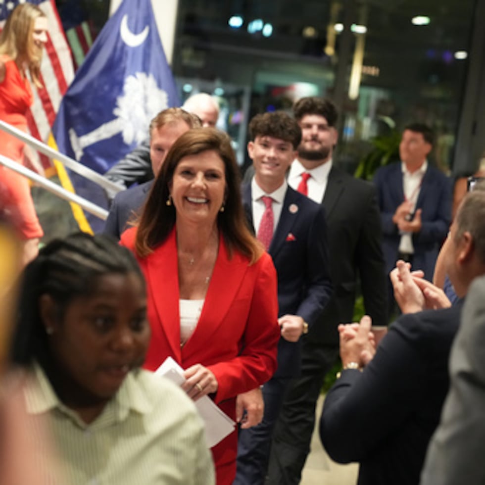 La vicegobernadora de Carolina del Sur Pamela Evette llega para hablar en una fiesta de observación de la noche electoral después de pasar a una segunda vuelta de las primarias del Partido Republicano en la carrera para gobernador el martes 9 de junio de 2026, en Greenville, Carolina del Sur (AP Photo/Meg Kinnard)