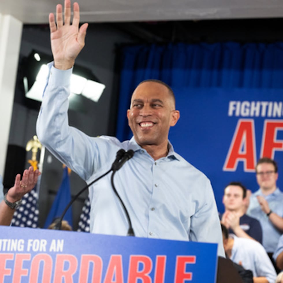 Kushner planteó que Jeffries (arriba), quien está en posición de convertirse en presidente de la Cámara baja si los demócratas recuperan el poder en noviembre, se reúna con la jefa de gabinete de la Casa Blanca, Susie Wiles, para dar seguimiento.