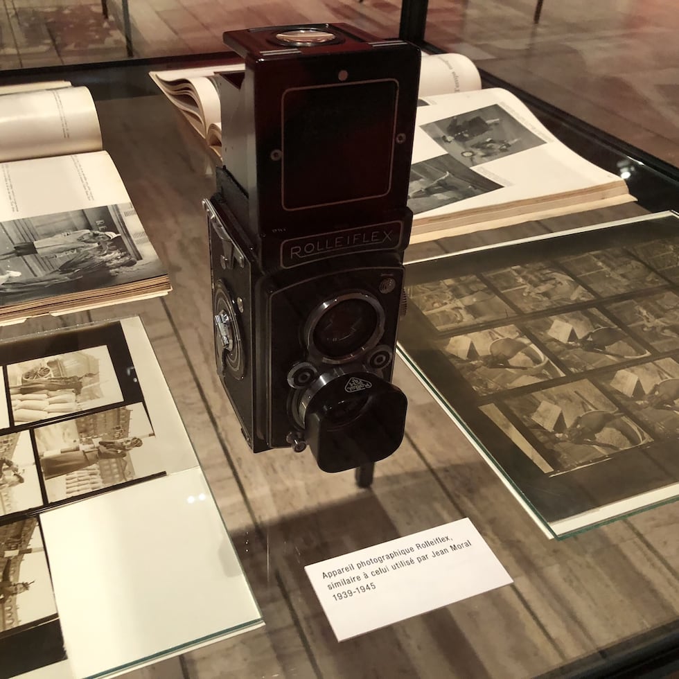 Fotos, libros y cámaras fotográficas exhibidas en el museo.