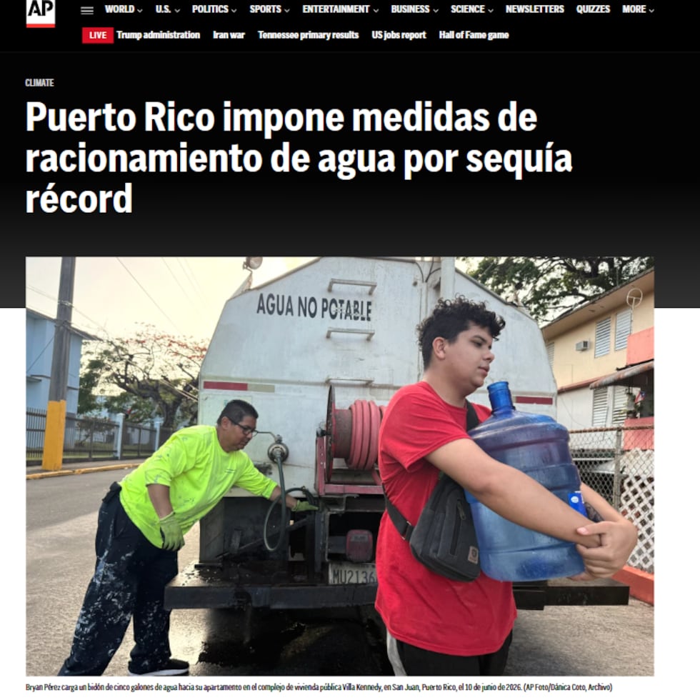 AP documentó la emergencia hídrica que atraviesa Puerto Rico, destacando las medidas de racionamiento adoptadas por el gobierno ante la disminución en la disponibilidad del recurso.