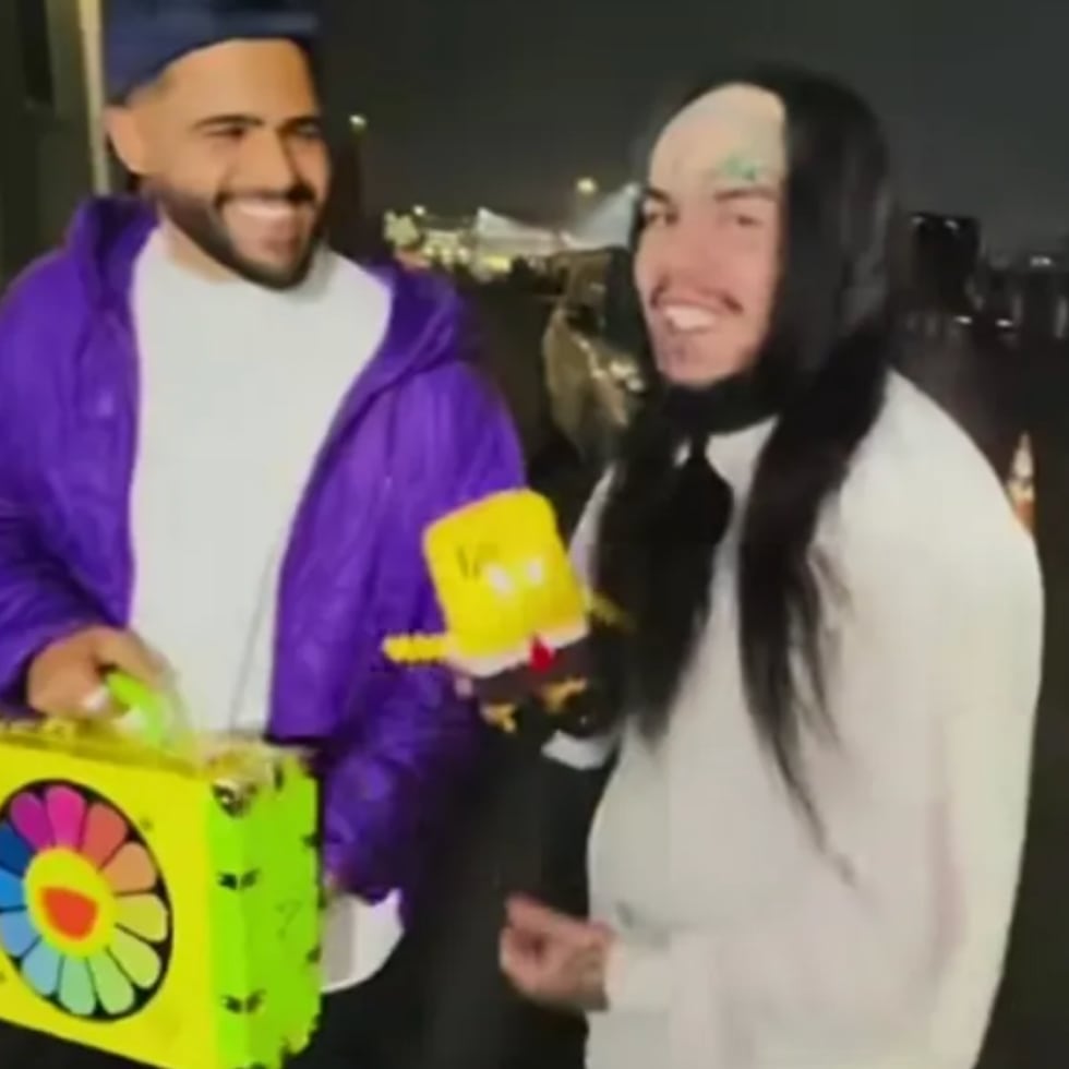 Momento en que Tekashi salió de una cárcel federal en Nueva York.