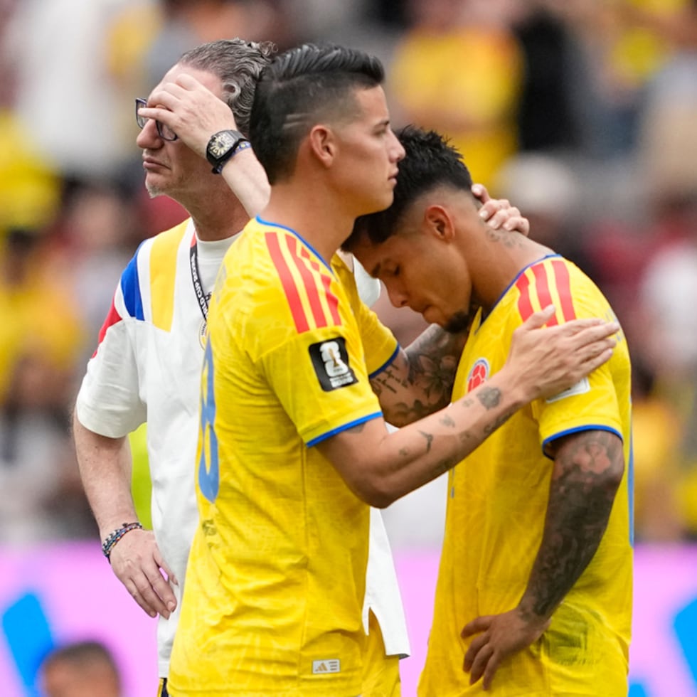 James Rodríguez, a la izquierda, se abraza con Cucho Hernández tras la eliminación.