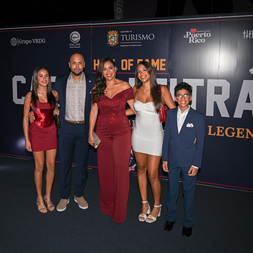 Carlos Beltrán junto a su familia en la alfombra roja en el Coca-Cola Hall Music Hall.