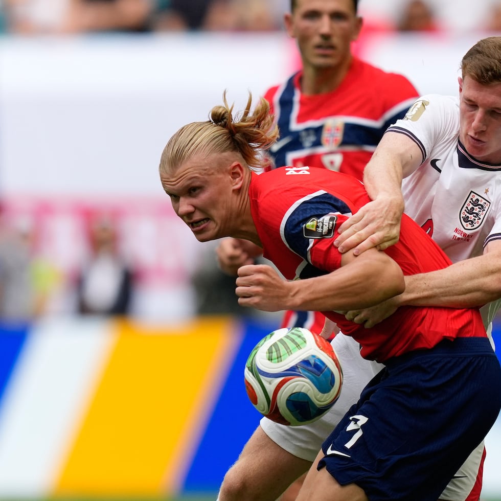 Erling Haaland, de Noruega, recibe una falta de Elliot Anderson, de Inglaterra, durante el encuentro de cuartos de final de la Copa del Mundo, el sábado 11 de julio de 2026 en Miami Gardens, Florida (AP Foto/Rebecca Blackwell)