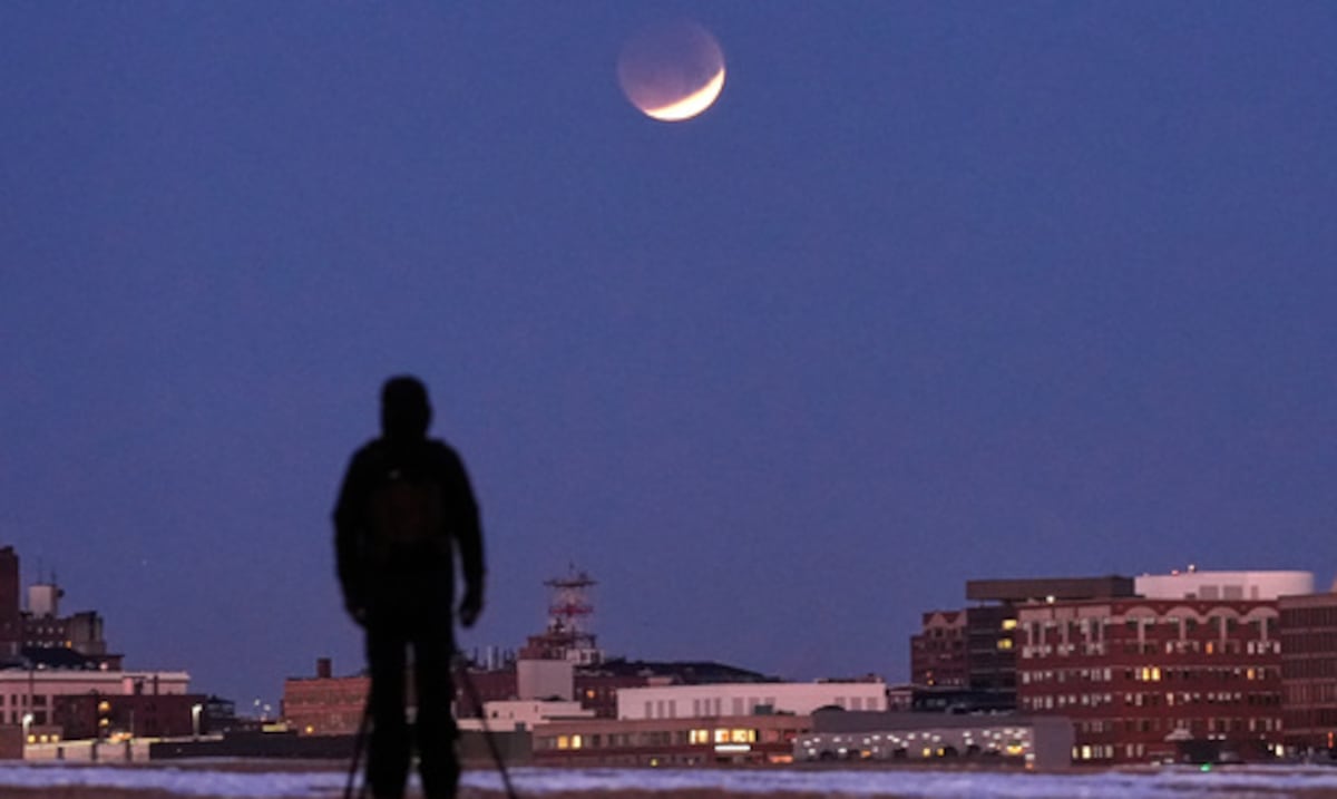 Eclipse lunar casi total cubrirá el 96% de la luna esta semana; visible en las Américas