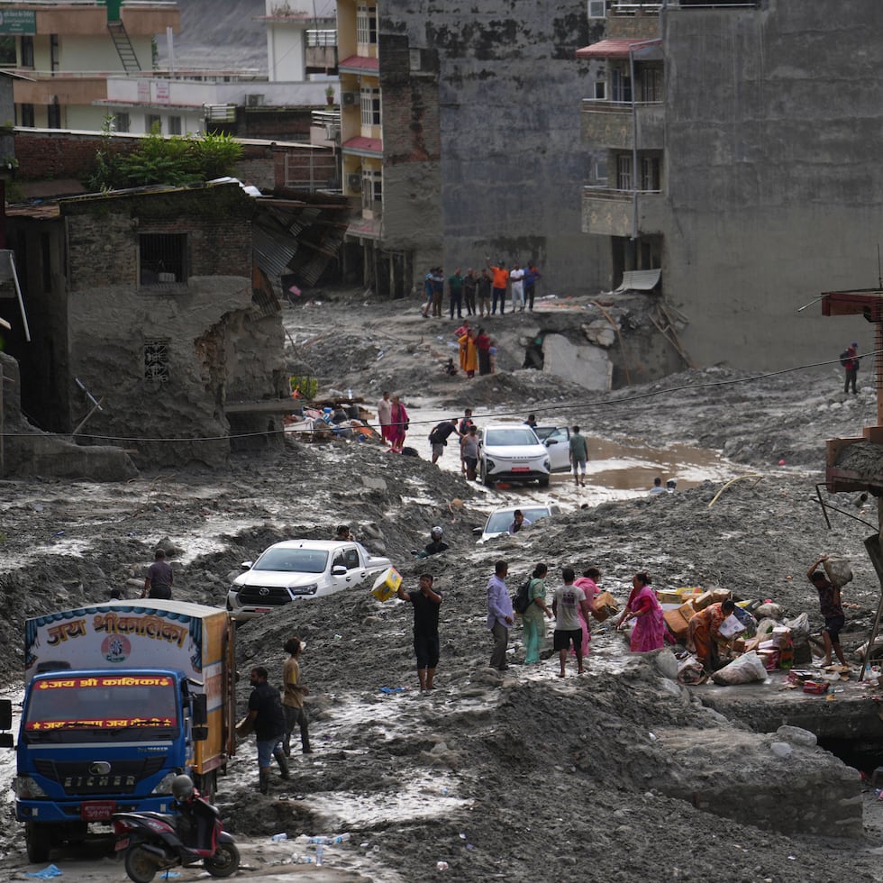 La gente recupera sus pertenencias tras las inundaciones repentinas en Nuwakot, Nepal.