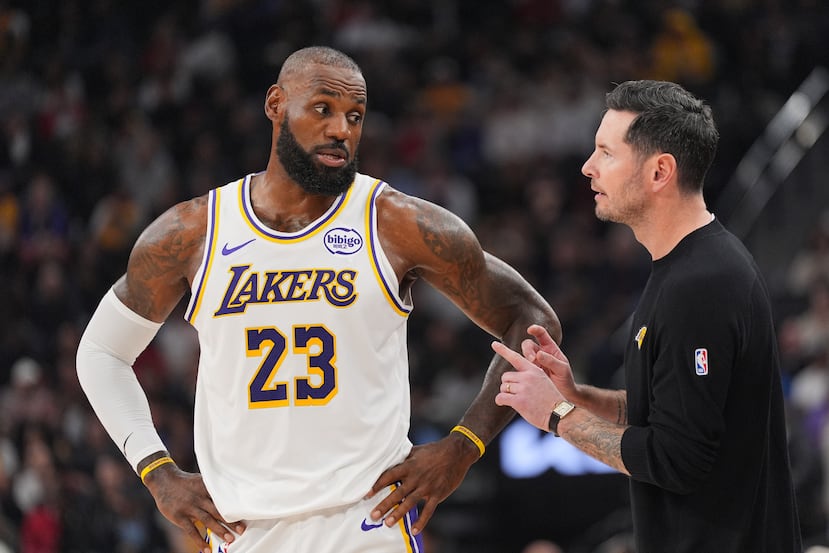 Lebron James (23), de los Lakers de Los Ángeles, junto a su dirigente JJ Redick, lleva ya 19 juegos en el Día de Navidad.