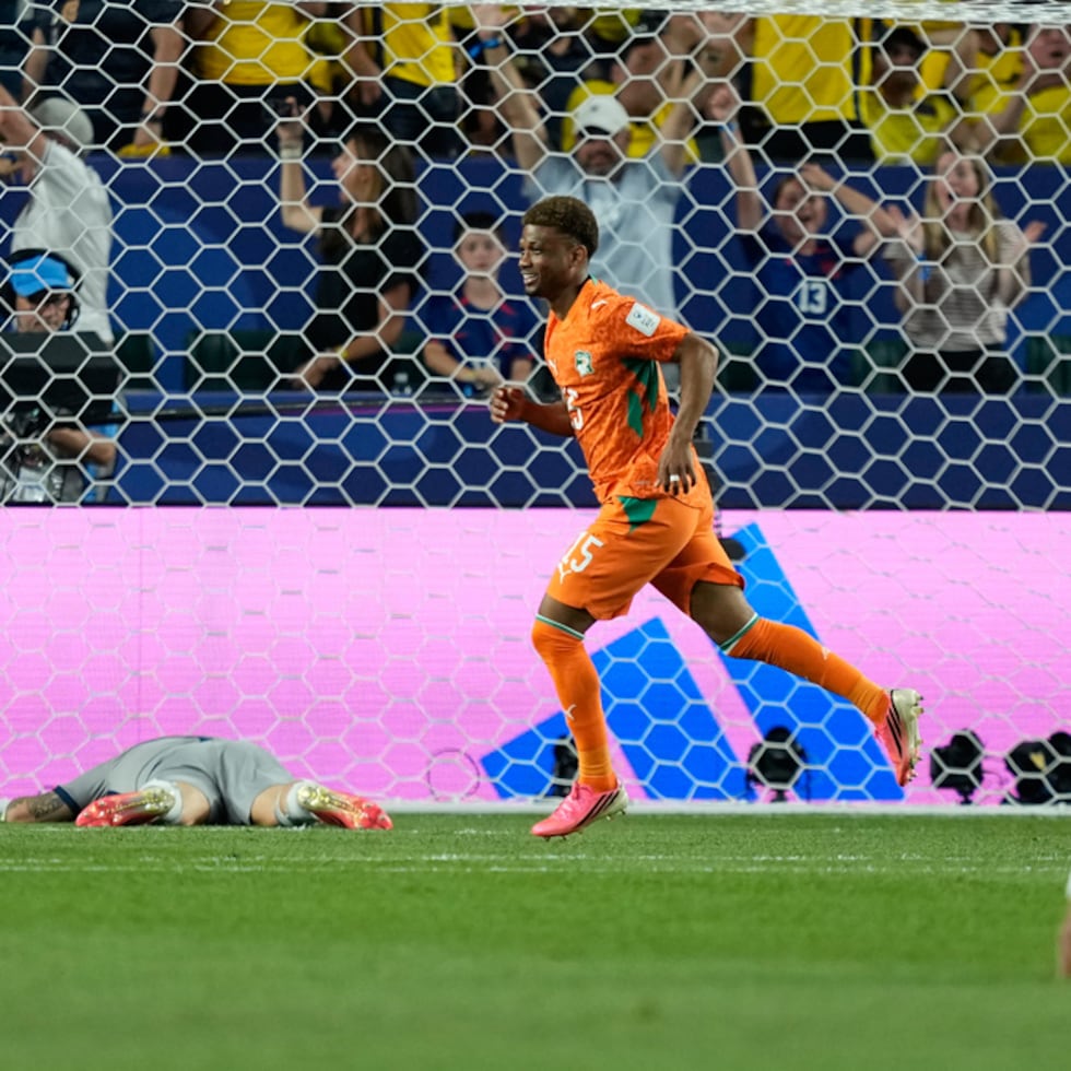 Amad Diallo, de Costa de Marfil, celebra tras marcar el gol inaugural durante un partido de fútbol del Grupo E de la Copa Mundial entre Ecuador y Costa de Marfil en Filadelfia.