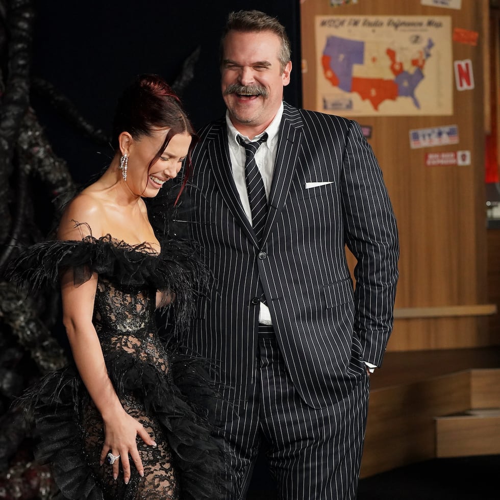 Entre abrazos y risas, Millie Bobby Brown y David Harbour desmintieron los rumores de denuncia por parte de la actriz contra su compañero de elenco, que surgieron esta semana, en la premier de la quinta y última temporada de "Stranger Things".