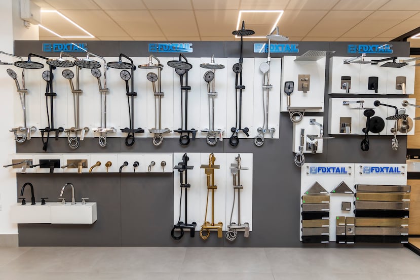 Grifos de ducha en diversos terminados que realzan la decoración.