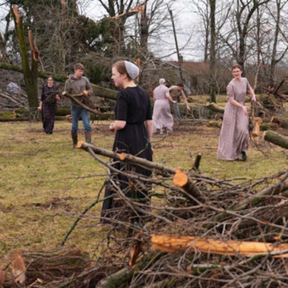 Fuertes tormentas que provocaron tornados atravesaron el sábado en la madrugada la región del Medio Oeste de Estados Unidos, dejando a cuatro personas muertas, incluyendo un menor de 12 años.