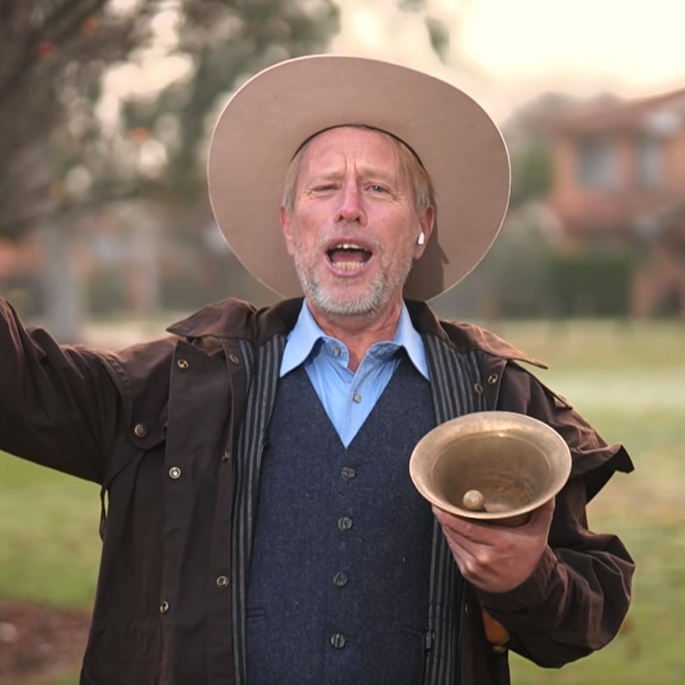 En esta imagen, tomada de un video, Joseph McGrail-Bateup hace una demostración del tono elevado de su voz en Canberra, Australia.